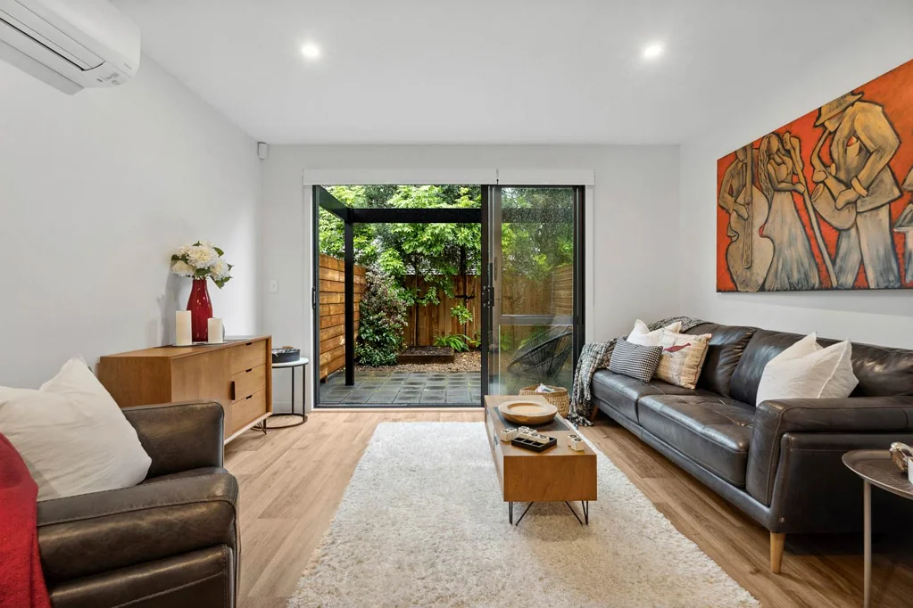 Mangere Bridge 2chambre AS GOOD AS NEW ONLY $769,000