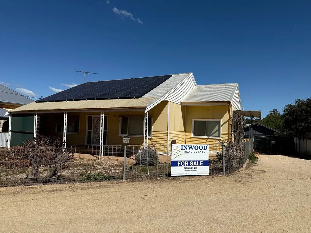 Mannum 3Moenga Affordable home on an extra large parcel of land (2649 m2).  Scope to develop (STCC) or refresh inside and enjoy. Two large sheds.