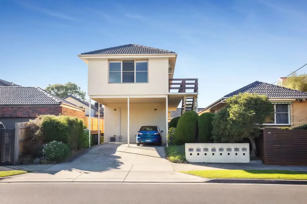 Spacious Upstairs Apartment in the Heart of Mentone