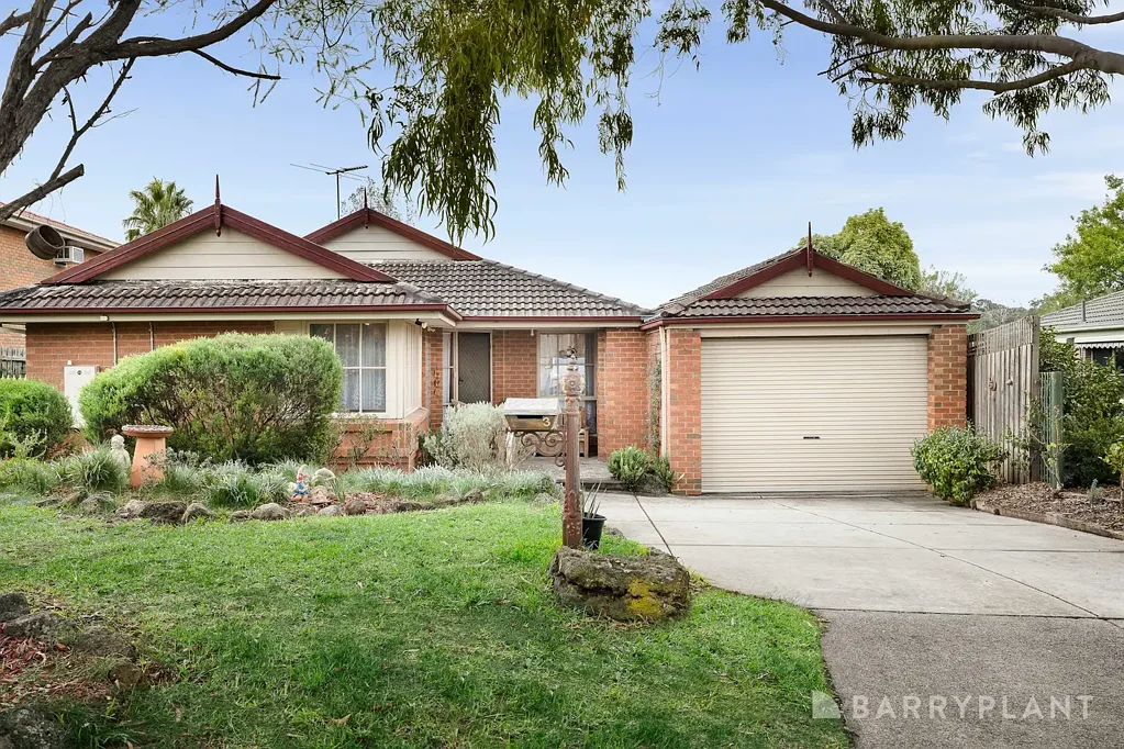 Croydon Hills 3房 位于“湖区”的宁静家庭生活。 Tranquil family living in the 'Lakes' precinct.