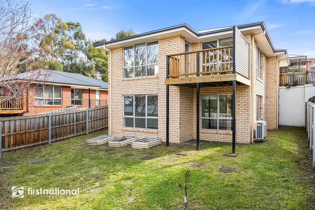 Blackmans Bay 3房  Spacious Family Living in a Prime Coastal Location