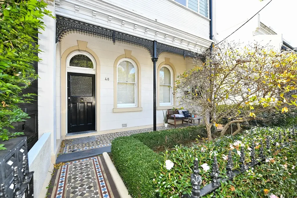 Light-Filled Studio with Private Eat-In Kitchen in Beautiful Garden Setting