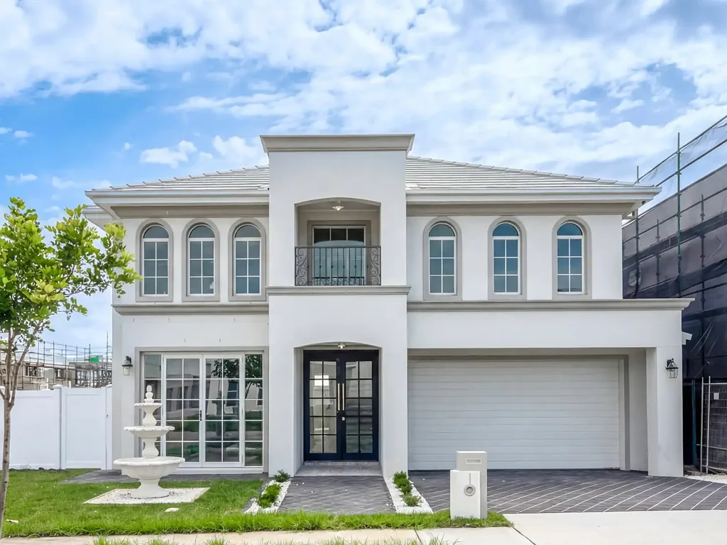 Oran Park 5房 Oran Park精装双层 四卧主卧套 现代厨卫 多区灵活 高配便捷 French Provincial Masterpiece – Built by a Renowned Builder