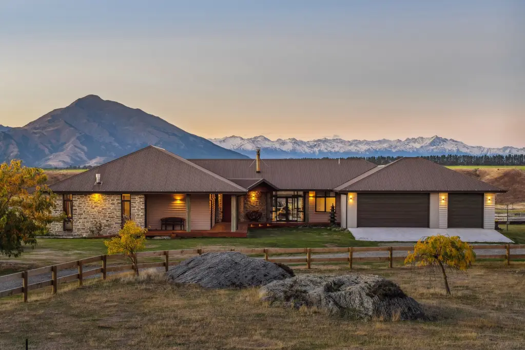 Wanaka Idyllic Equestrian Home with Expansive Views