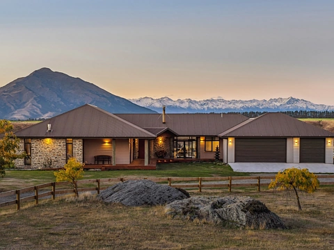 Wanaka Idyllic Equestrian Home with Expansive Views