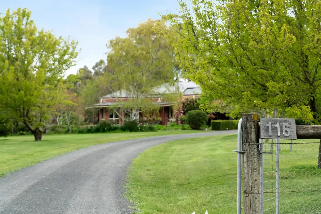 Woodend 4房  On 3ha (7.5 Acres) A captivating and beguiling property with a  4/5 bedroom home set within park-like gardens