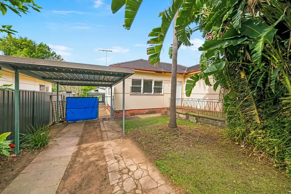 Eastern Creek 3房 占地702平方米的大幅地块，提供重建机会 Substantial 702sqm parcel presents a knockdown-rebuild opportunity