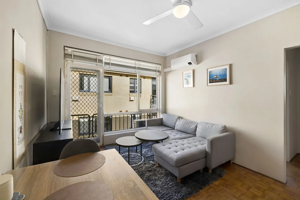 Ashfield 1房 宽敞卧室 私人阳台 遮盖车位 内部洗衣区 交通便捷 Convenient One-Bedroom Unit in Prime Ashfield Location