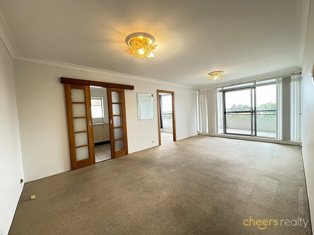 Spacious 3-Bedrooms Residence in Prime location of Chatswood !!