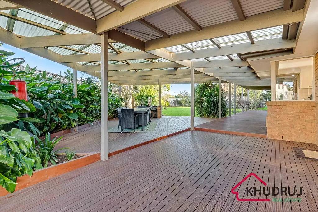 Werribee 3房 三卧宽敞主套 独立卫浴两间 1000㎡围栏地块 现代厨房节能电器 户外露台庭院 宠物友好社区 太阳能环保 Court location, on a generous 1000 M2 block size !!