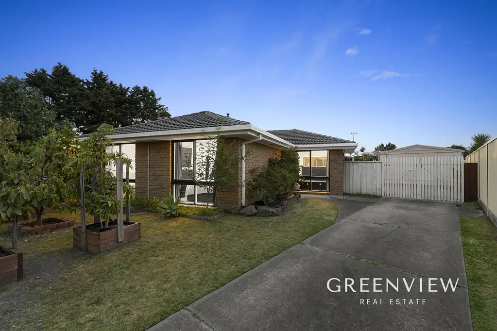 Cranbourne North 3房 一个持续丰收的后院果园！ A Backyard Orchard That Keeps on Giving!