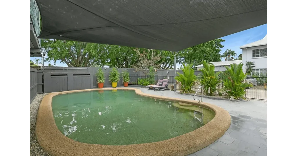 UNFURNISHED TOP FLOOR UNIT IN A PRIME LOCATION!