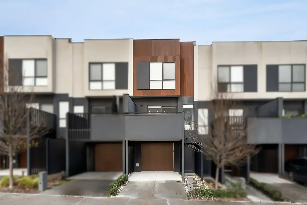 Keilor Downs 4房 Keilor Downs 黄金地段的时尚现代生活 Stylish Modern Living in a Prime Keilor Downs Location