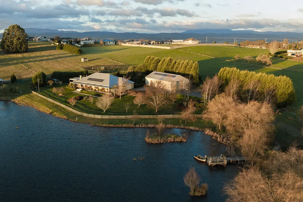 Riverside 4Zimmer An idyllic Tasmanian country escape - 4ha Riverside property with private lake, established vineyard and exceptional 10 car garage with rumpus room