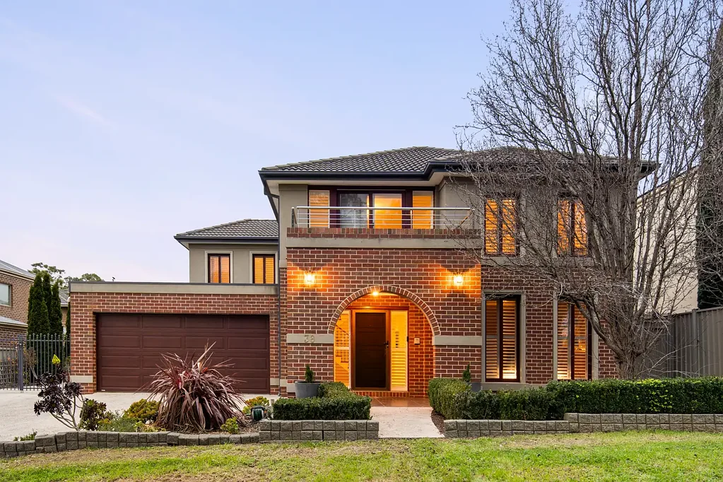 Caroline Springs 5 Slaapkamer Rare Side Access, Spacious Living & Tranquil Wetlands Outlook