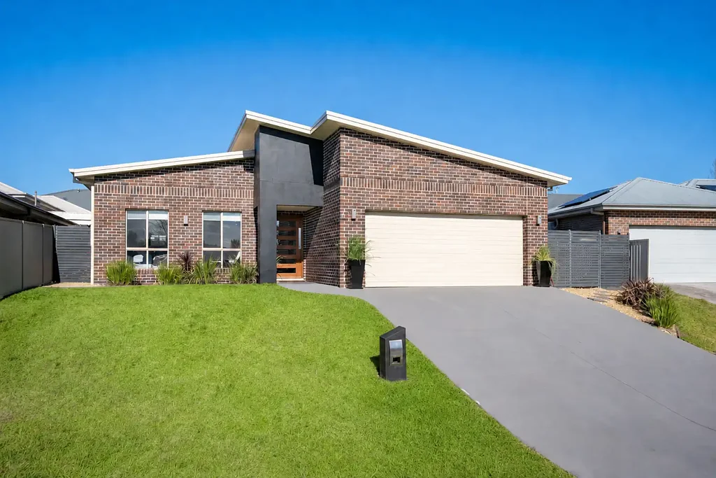Kelso 4 Slaapkamer Architecturally Inspired Living with Quality Finishes & Unique Split-Level Design