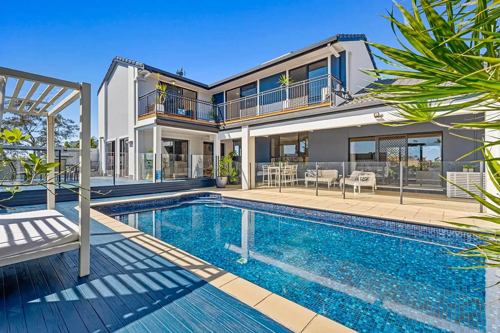 Benowa 6房  A Feature Property That Feels Like a Holiday Oasis