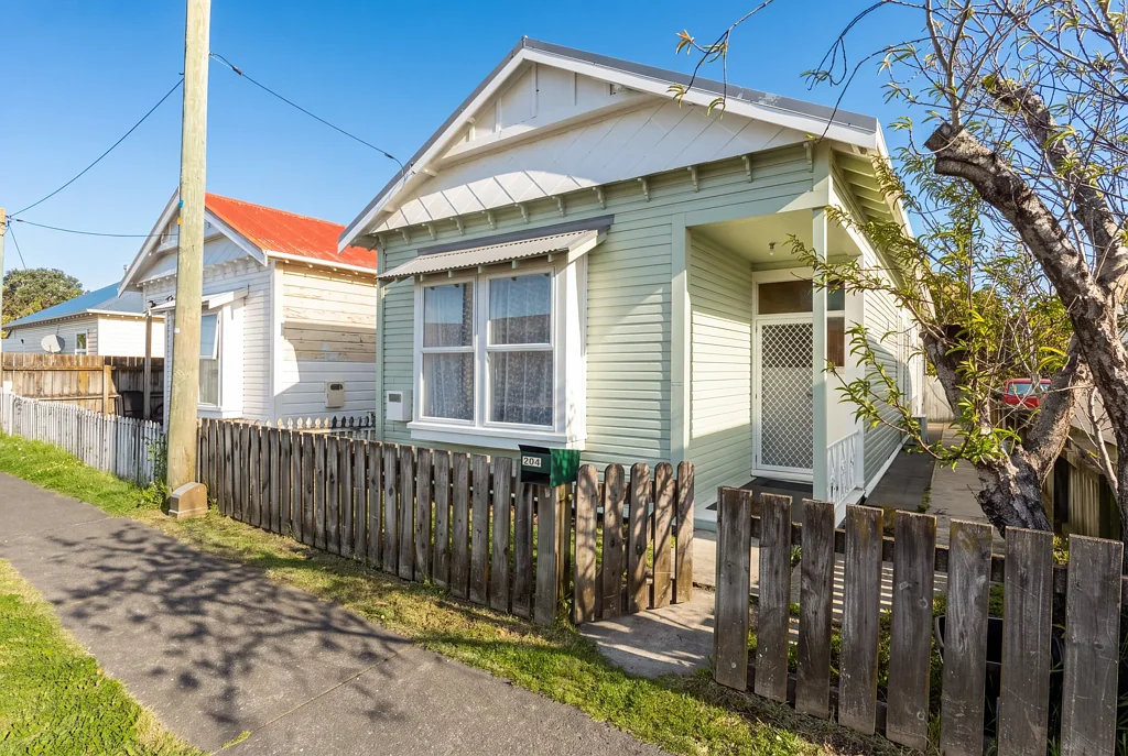 Gisborne 3कमरा Town on your doorstep, beach down the road