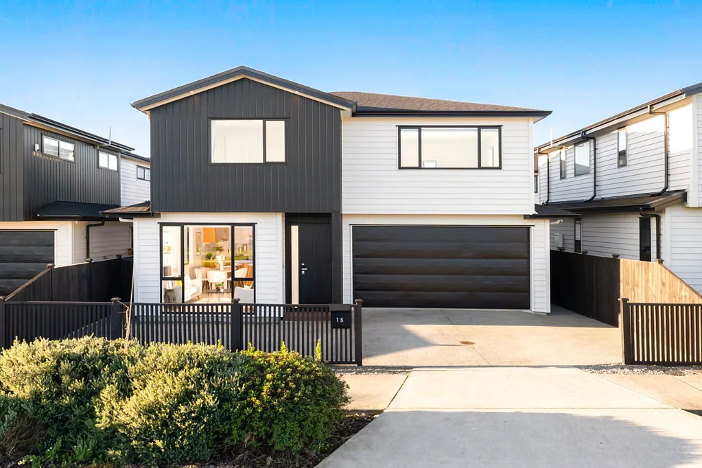 Hobsonville 4房 空置急售！绝美家庭宅邸，阳光北向花园＋海景客厅，火速出售中！ Vacant & Must Go– A Stunning  Family Home!