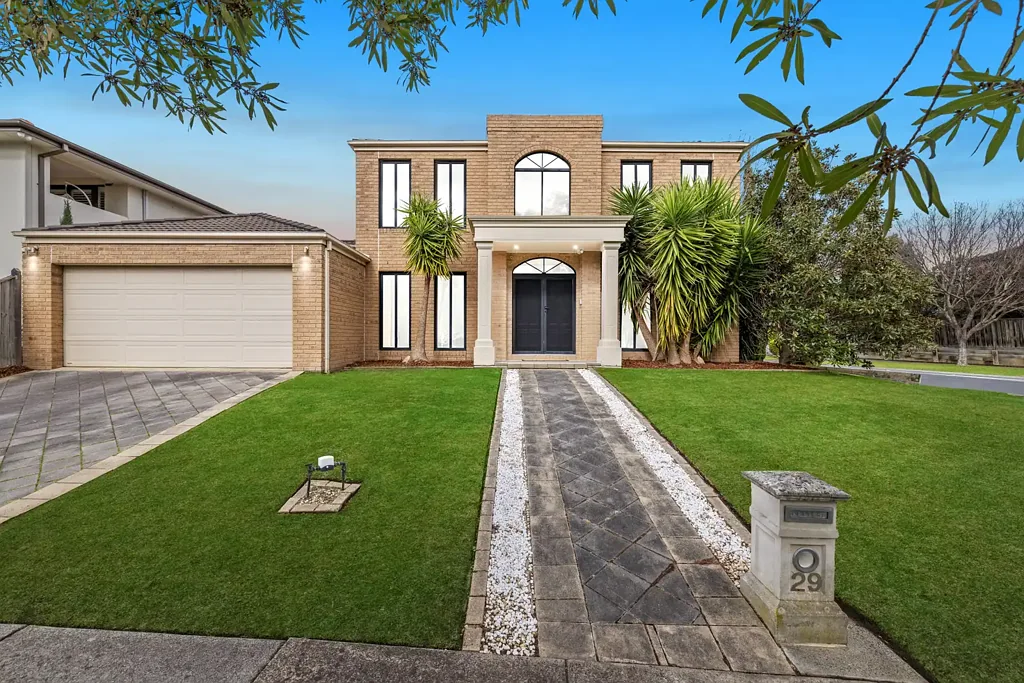 Rowville 4房 Rowville珍宝住宅 马路对面公园 Dandenong Ranges美景 开放式生活空间 家庭娱乐厨房 太阳能泳池 私密绿洲 主卧套房 视野开阔 实用储物 现代安全系统 Where Family, Lifestyle & Nature Meet
