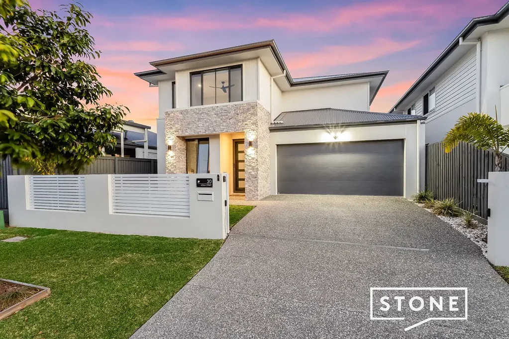 Newport 6房 位于 Newport 中心的全面生活方式升级！ A Complete Lifestyle Upgrade in the Heart of Newport!