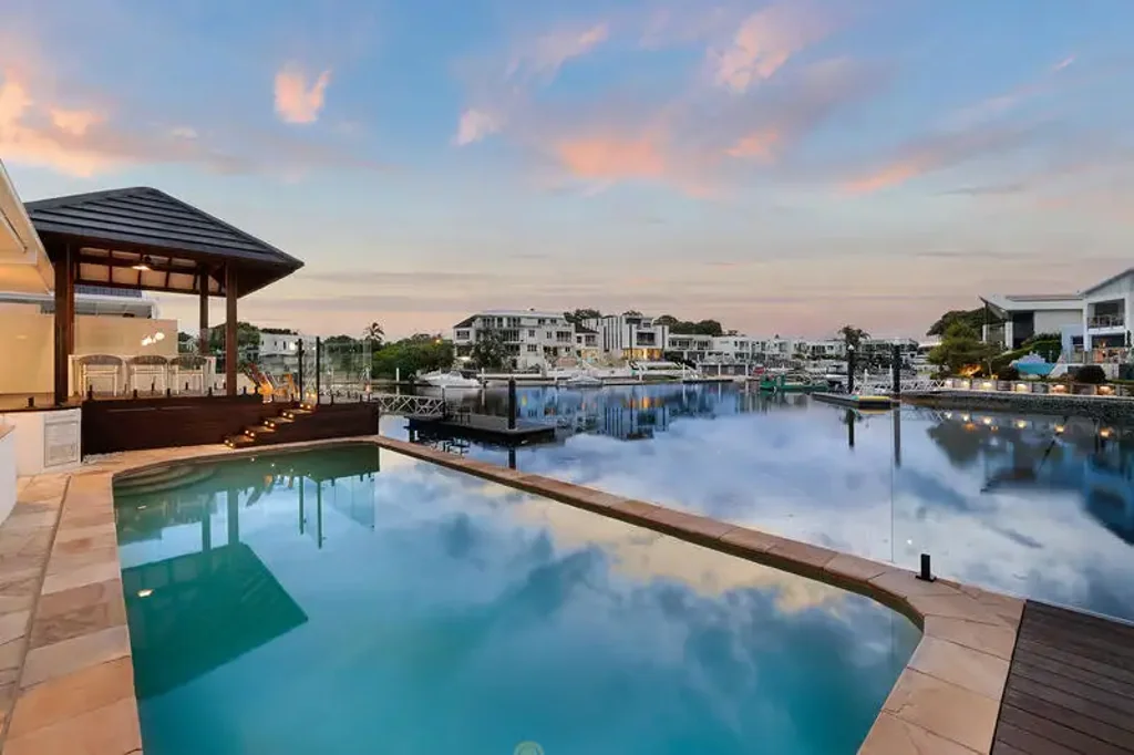Surfers Paradise 5房  'Wide Water Paradise' Mediterranean Inspired Family Home With Coastal Tones