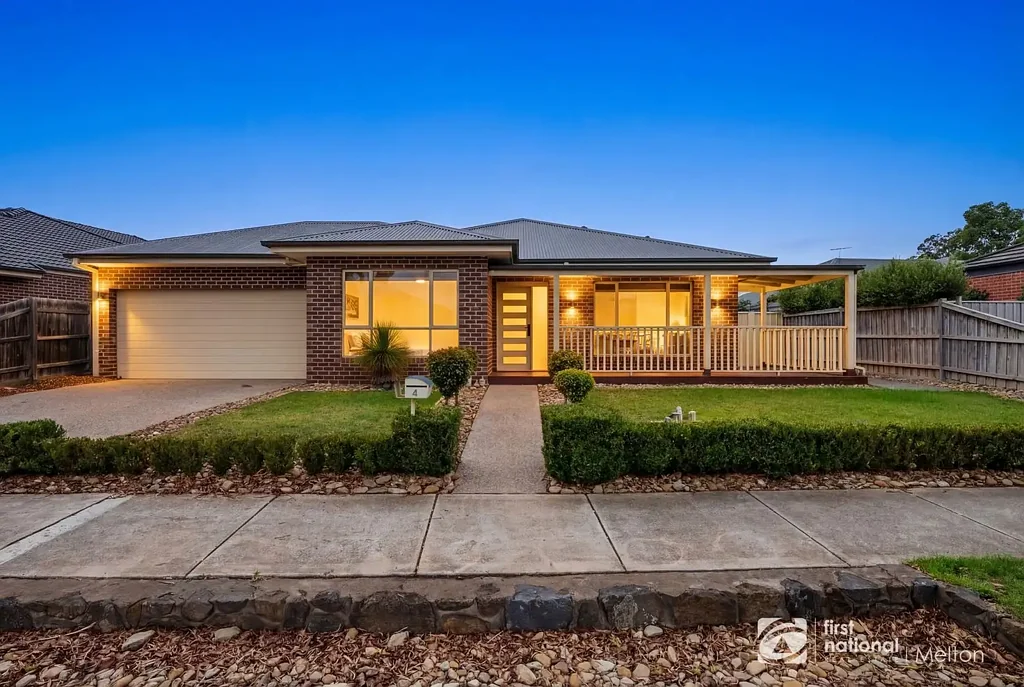 Eynesbury 5Kwarto A Substantial Family Home with 5 Bedrooms, Multiple Living Areas and Poolside Entertaining!
