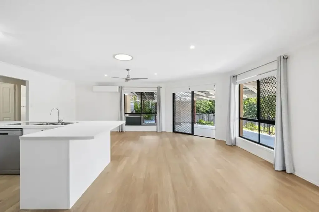 Petrie 4બેડરૂમ Prestige Position with Space, Style and Views