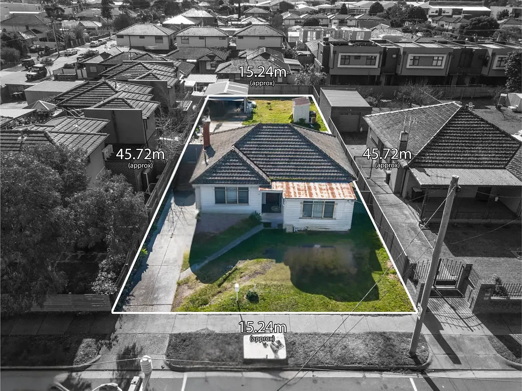 Springvale 3બેડરૂમ The Brief:
Prime allotment of 697m² in RGZ3, walk to station and Springvale Central
(Plan and Permit Ready for 4 Townhouses)