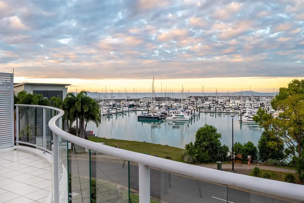 Cannonvale 3房  Top-floor apartment with private rooftop terrace, sauna & sea views