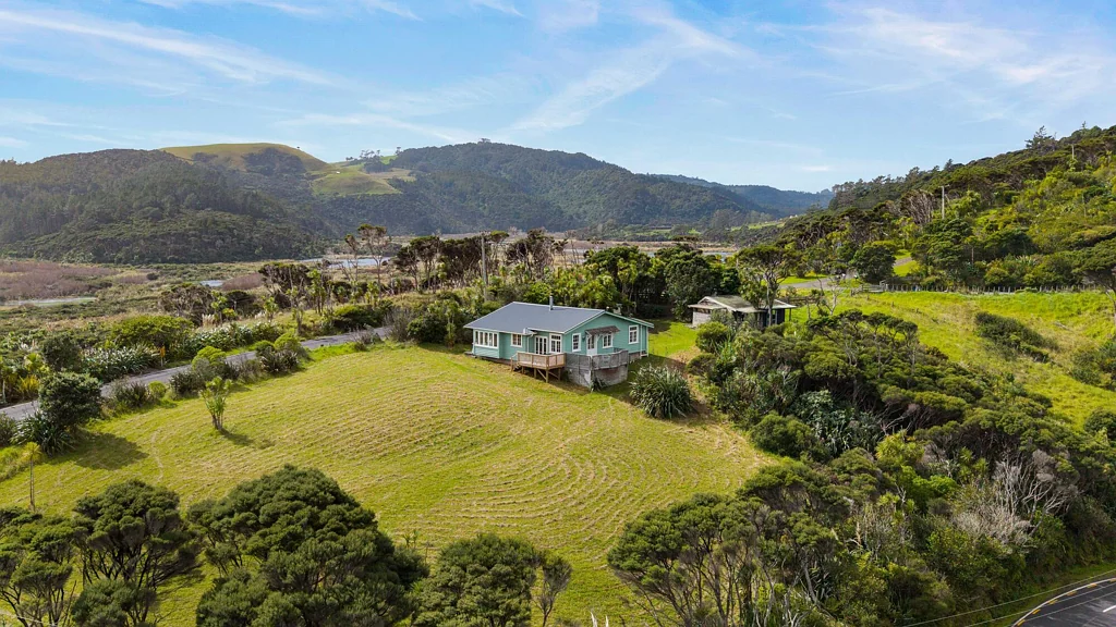 Bethells Beach 4침실 Coastal Californian Bungalow