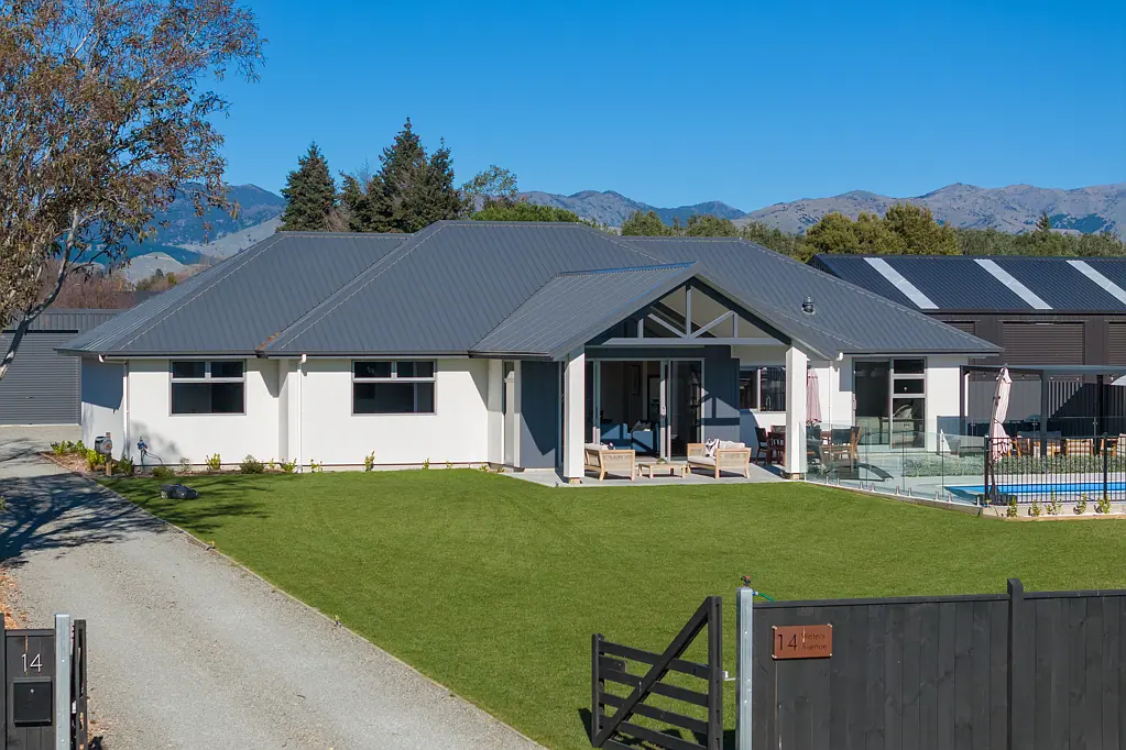 Burleigh 4 Bedroom Huge Section And Shed, High Spec Home In Town