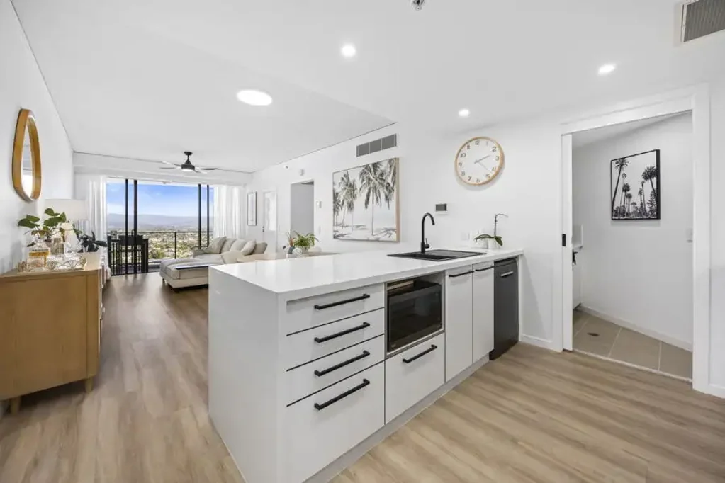 Broadbeach 2房  Elevated Broadbeach luxury with uninterrupted views