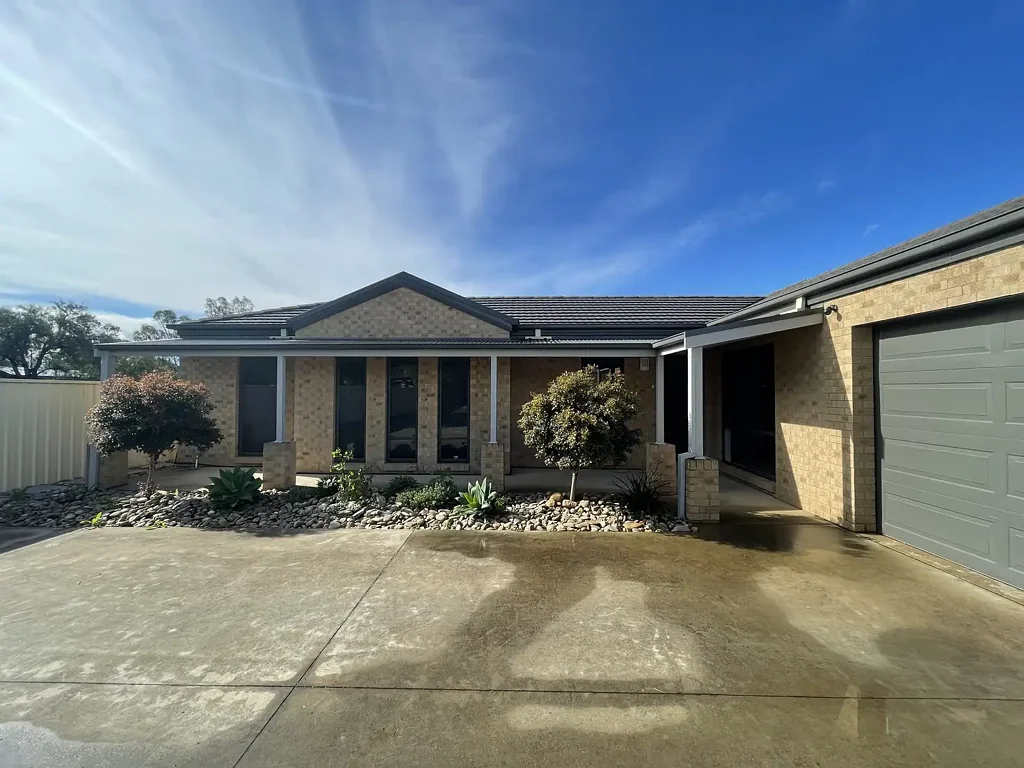 Low Maintenance Townhouse!
