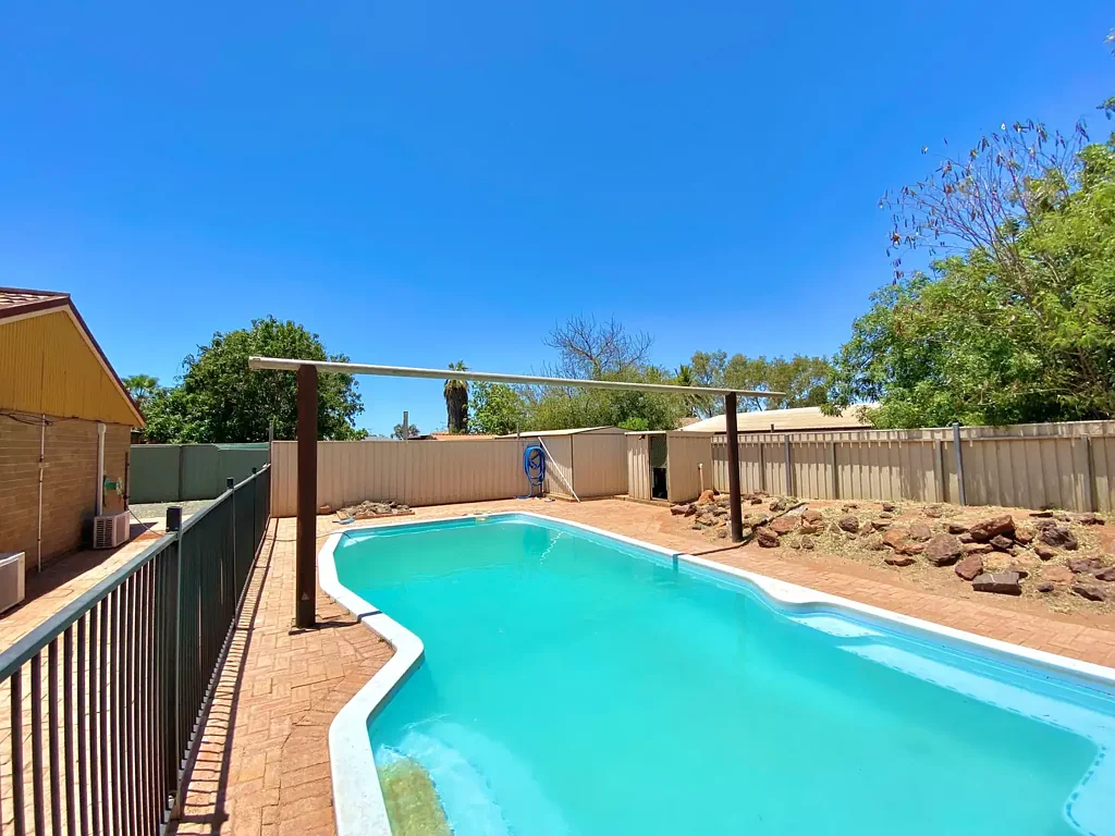 FAMILY HOME WITH POOL