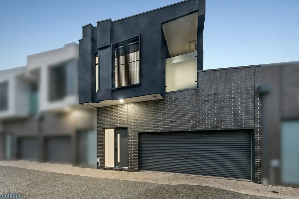 Altona 4房 海滨瑰宝 优质学区 开放式设计 四卧宽敞 双车位安全 轻松生活 Coastal Presence. Architectural Precision. A Rare Opportunity in the Heart of Altona