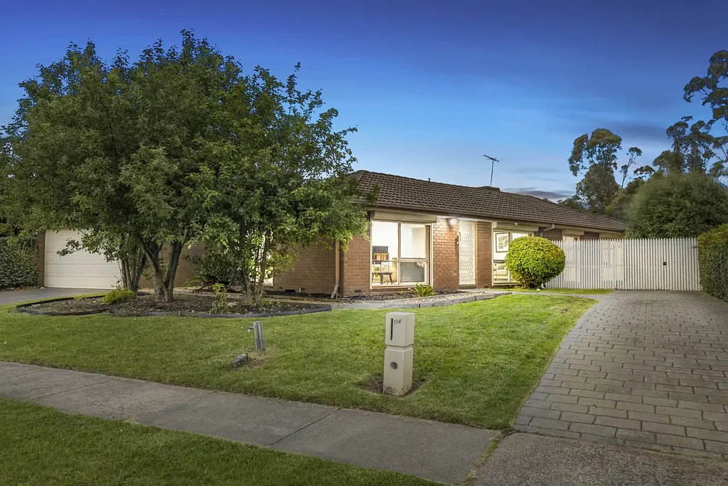 Rowville 3房 砖砌住宅宽敞地块 多功能家庭空间 双车库独立车道 石英石台面 主卧套间浴室 管道供暖蒸发冷却 便捷生活配套 Expansive Family Living with Dual Driveway Access