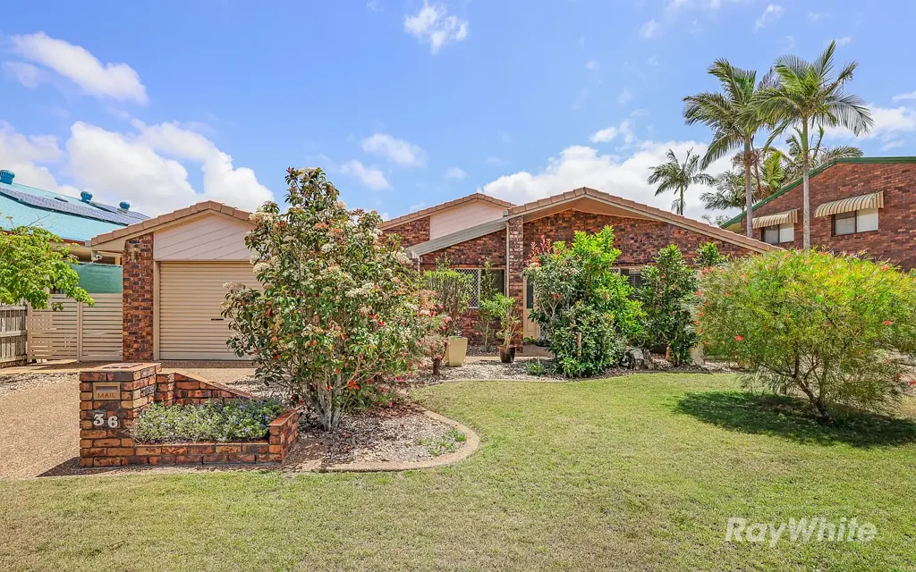 Bargara 4બેડરૂમ Spacious Coastal Retreat with Dual Living Potential in Bargara's Golf Links Estate