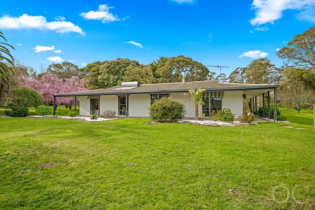 Pages Flat 4房  4 Bedroom Country Cottage on 20 Acres