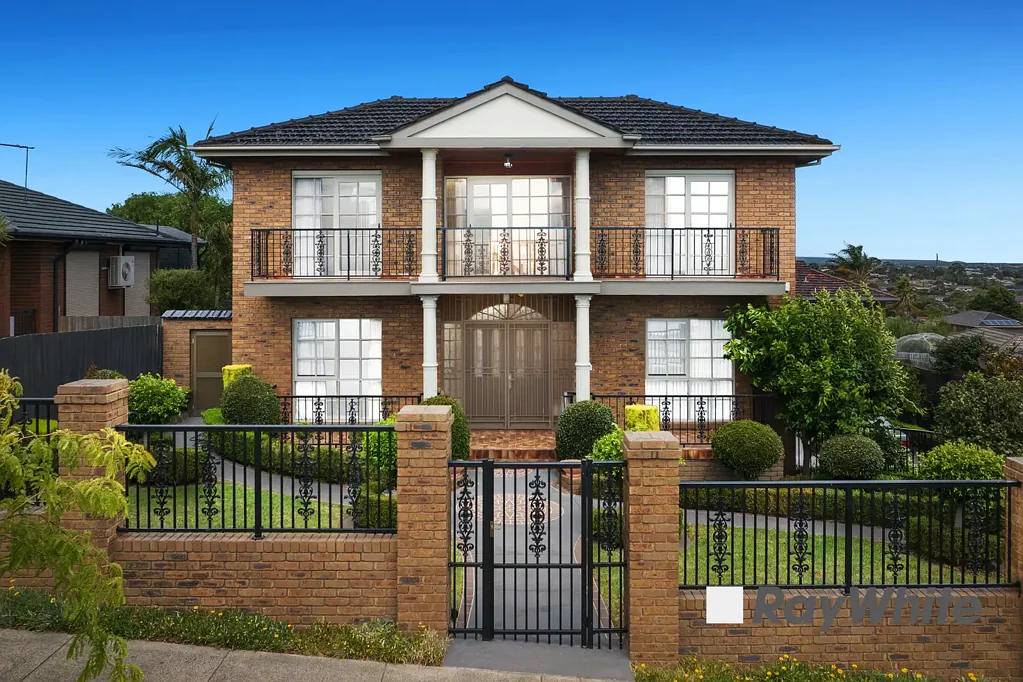 Endeavour Hills 5Kwarto A RARE OPPORTUNITY WHERE LUXURY MEETS FUNCTIONALITY, BOASTING THE SUBURB'S FINEST VIEWS!