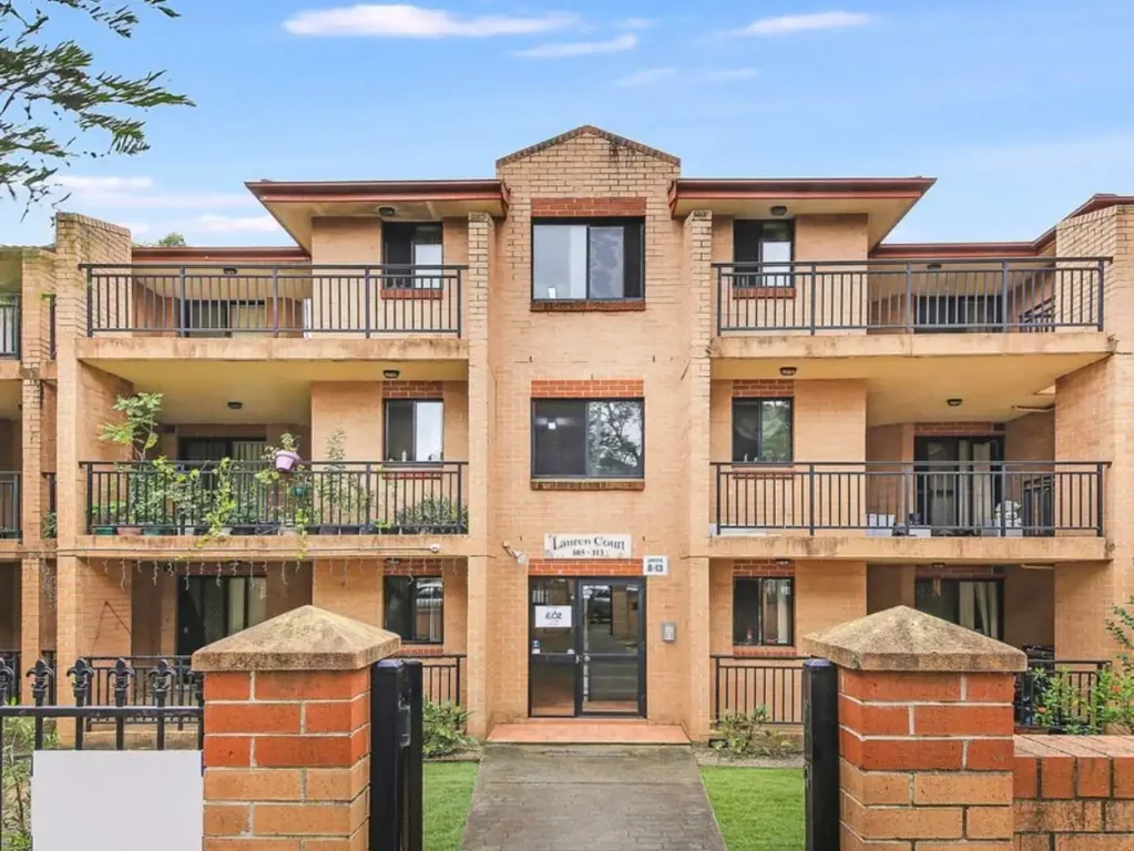LIGHT AND BRIGHT MODERN UNIT! CLOSE TO STATION