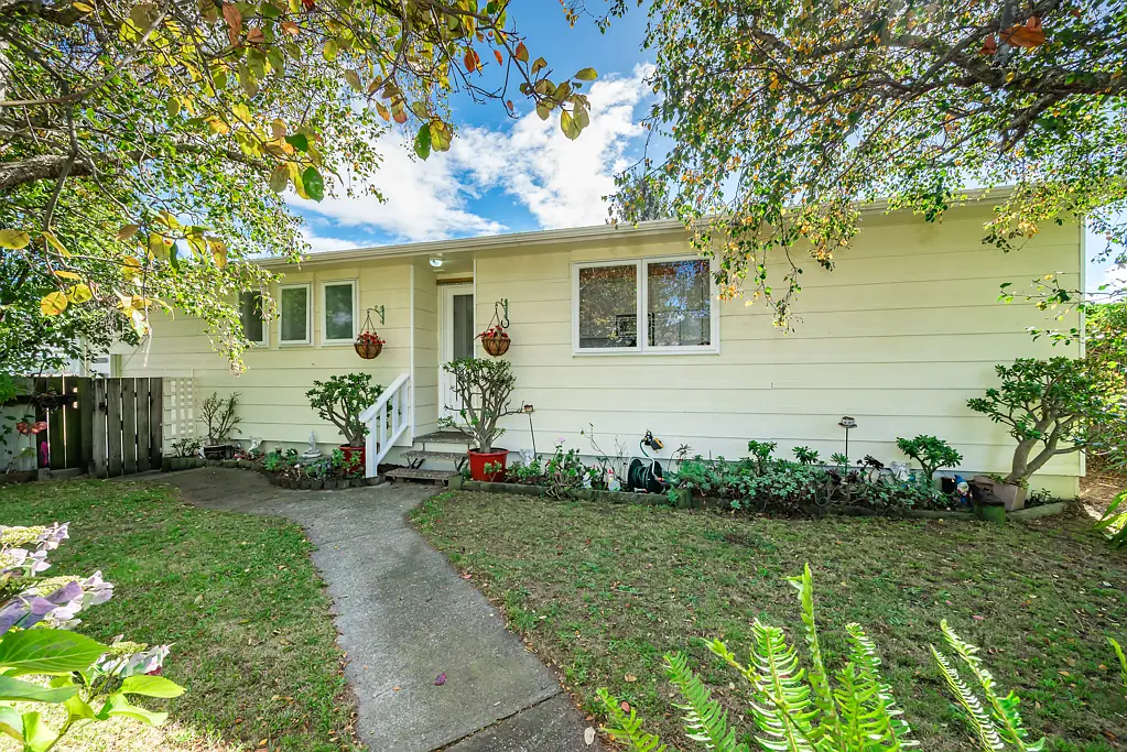 Paraparaumu 3房  Large Section, Great Location - PRICED TO SELL
