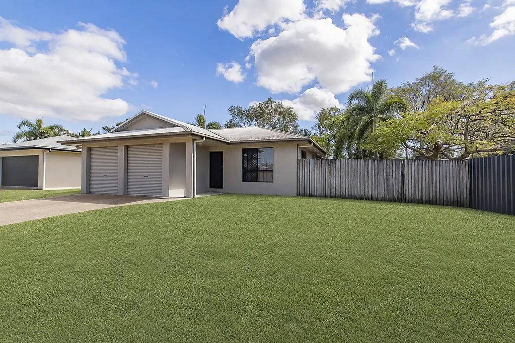Deeragun 4 Slaapkamer Spacious Family Living with Side Access in Sought-After Northern Beaches!
