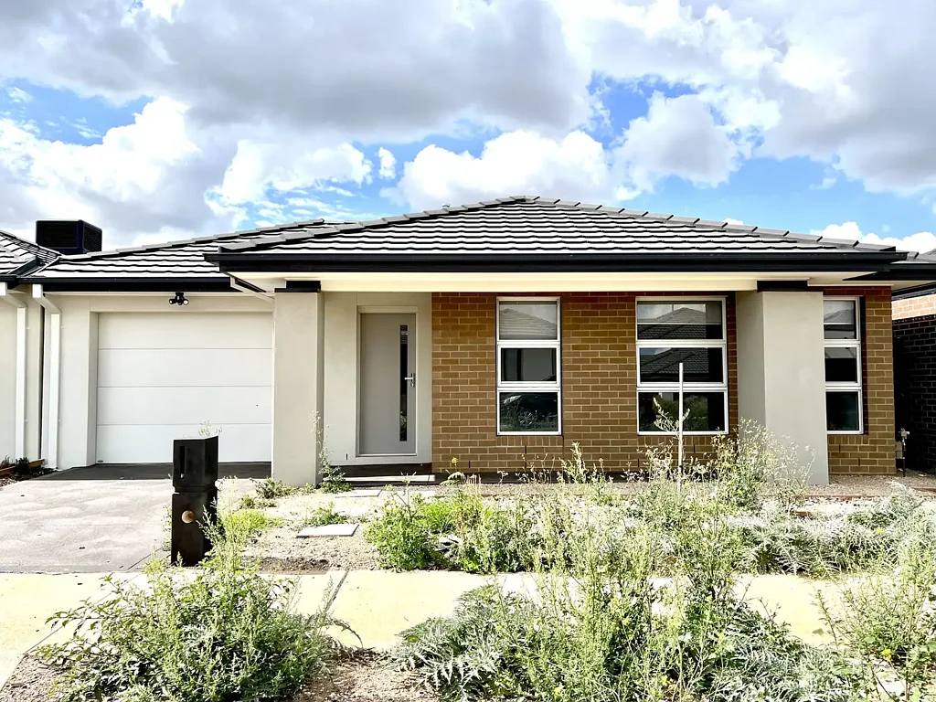 Family Home in Popular Mt Atkinson Estate, Truganina - 3 bedrooms 2 bathroom