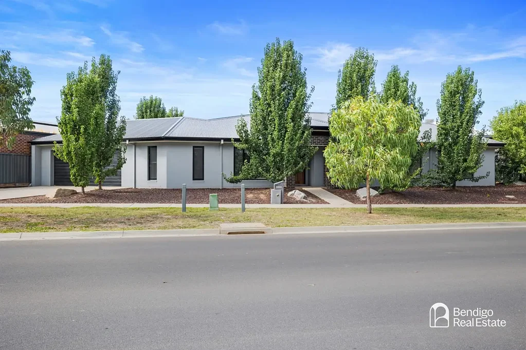 MODERN FAMILY HOME WITH TWO LIVING AREAS IN STRATHFIELDSAYE