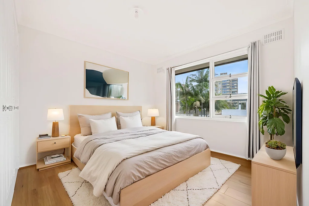 TOP FLOOR APARTMENT WITH SYDNEY VIEWS & BRAND NEW TIMBER FLOORING