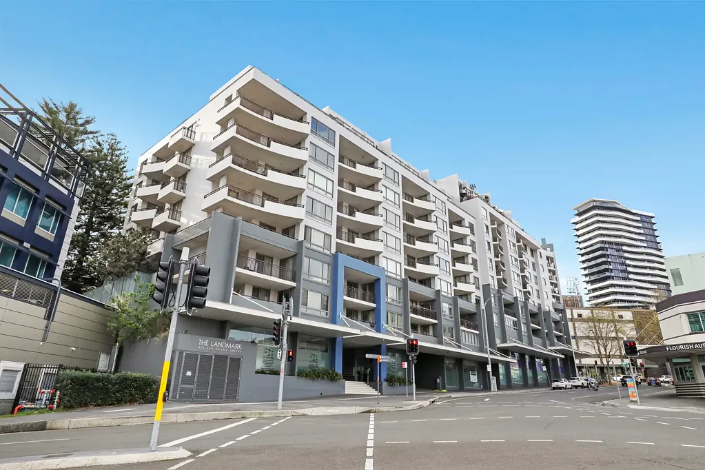 Wollongong 2房 6楼独特公寓 宽敞空间 充足光线 两卧两露台 城市花园景 度假村泳池 中央位置 步行生活圈 Resort-Style Inner City Escape