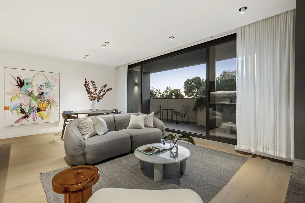 Elsternwick 3房 公园景观西北向 豪华三居 舒适生活 顶级电器 精美厨房 私密便捷 储物充足 地段优越 House Sized Luxury in a Coveted Village Spot
