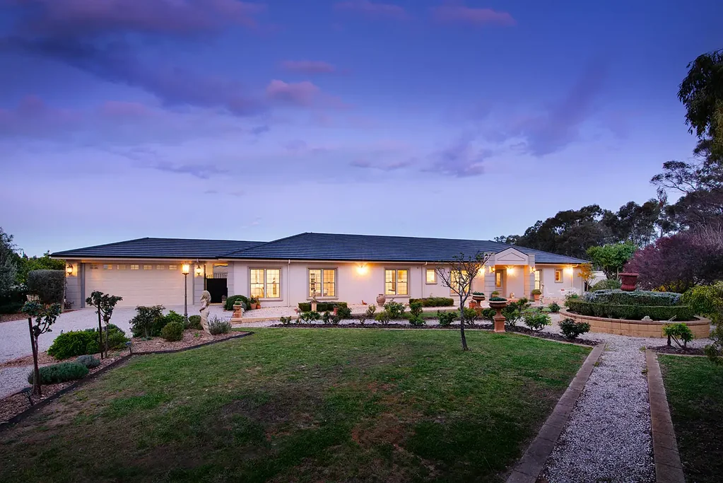 Strathfieldsaye 5ਬੈੱਡਰੂਮ French Provincial elegance on expansive grounds in Strathfieldsaye