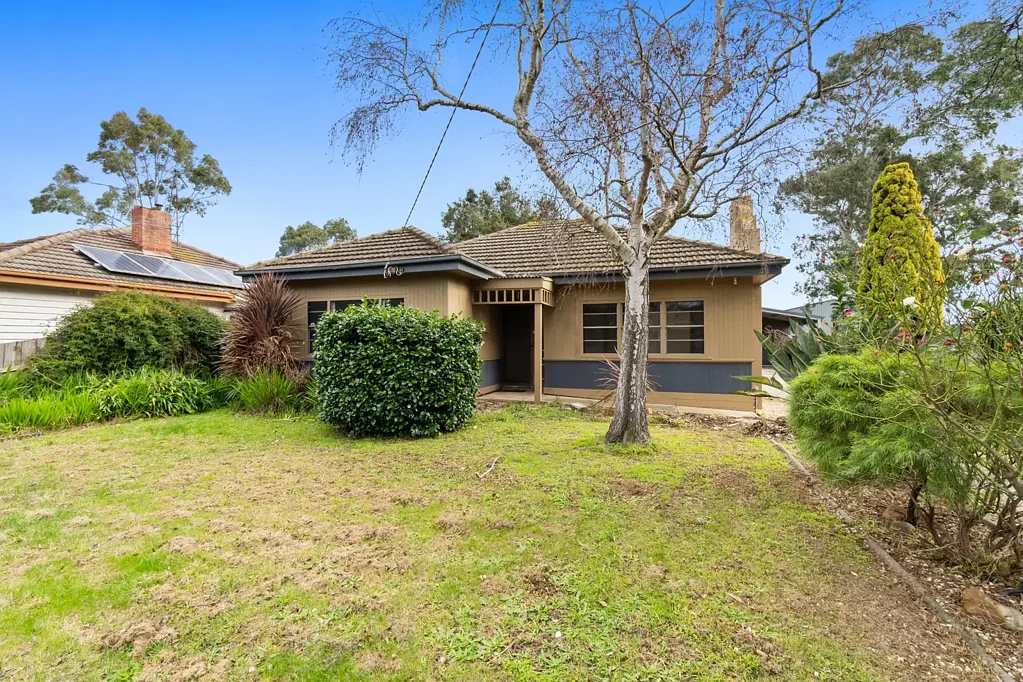 Sale 2 Bedroom Spacious Shed, Updated Bathroom & Comfortable Living – All Close to Town